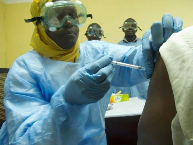 Ebola-un-vaccin-à-l-essai-santecool