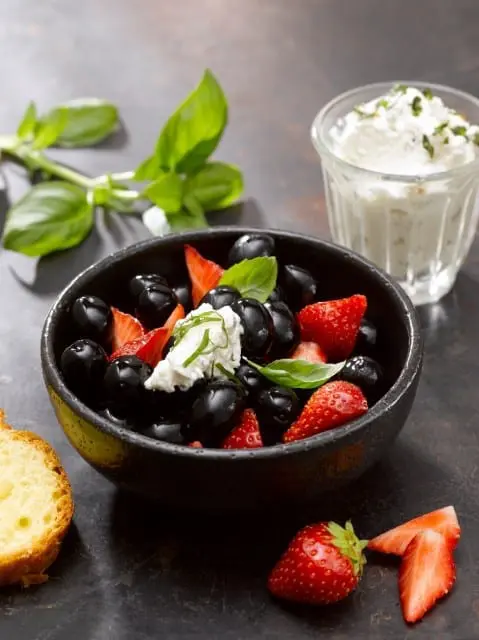 recette- Salade-de-fraises-olives-noires-confites-santecool