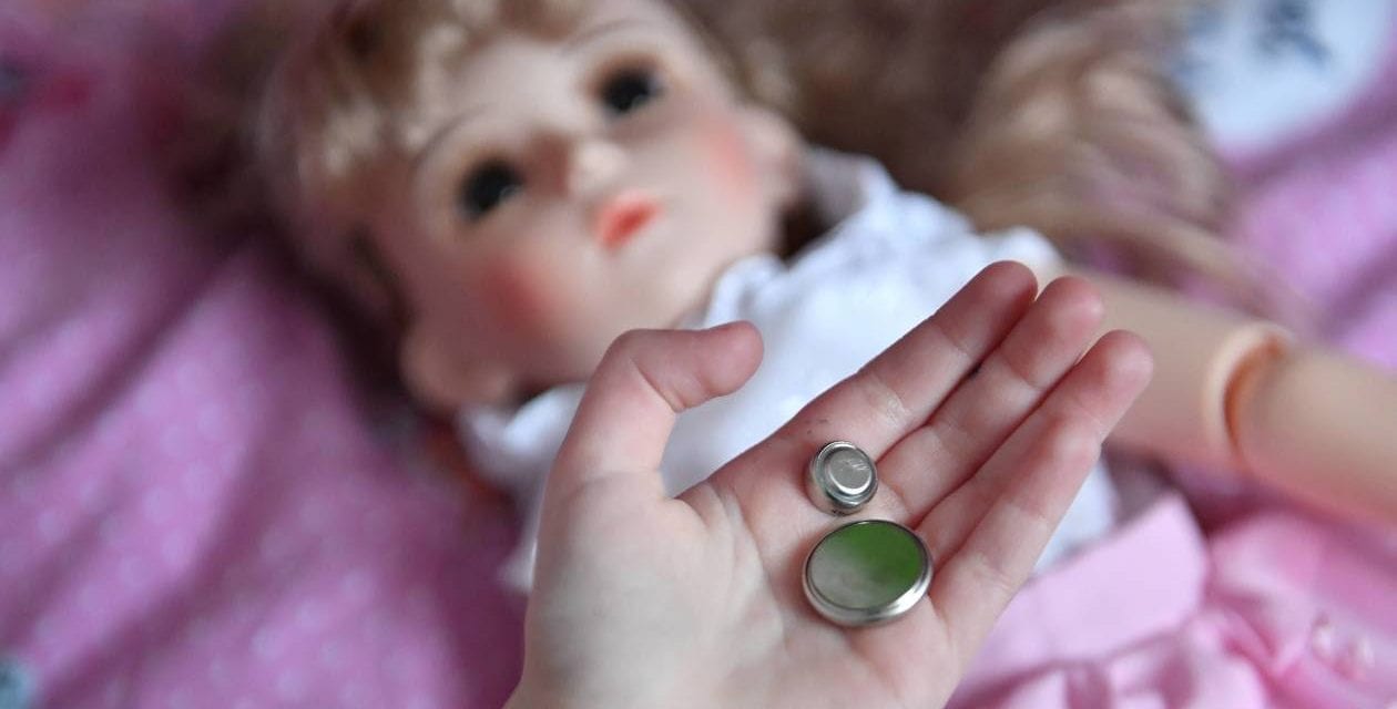 Piles boutons et jeunes enfants : des conséquences graves en cas d’ingestion