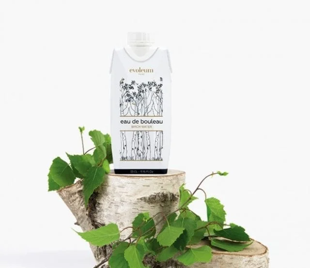 Healthy et trendy, l’eau de bouleau d’Evoleum est la tendance ultime. Le chic nordique infuse cette eau 100% naturelle et biologique, venue de Finlande. À base de sève de bouleau fraîche, cet élixir végétal est la boisson beauté par excellence. Pour un effet détox immédiat ou simplement pour le plaisir, l’eau de bouleau d’Evoleum est déjà incontournable, de jour comme de nuit.