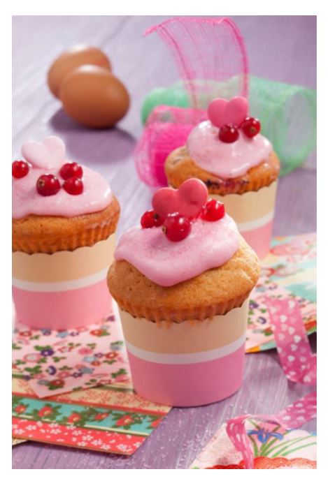 Des cupcakes aux fruits rouges et barbe à papa pour ravir petits et grands ça vous tente? Voici une recette régressive! On adore!!!