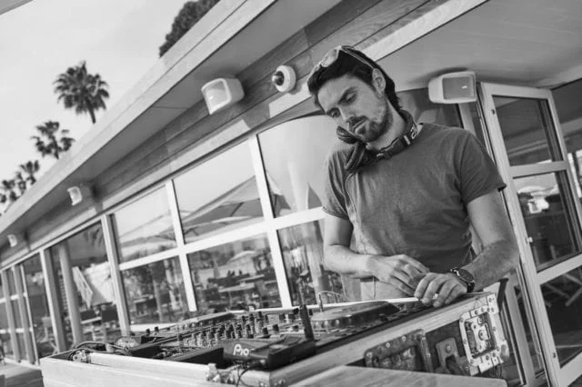 La belle saison peut commencer dans ce nouvel écrin qu’offre La nouvelle Plage du Martinez à Cannes. Entièrement transformée dans la continuité de la métamorphose de l’hôtel opérée l’an passé par l’architecte Pierre-Yves Rochon, la Plage du Martinez signe le début d’une nouvelle ère dans l’univers des ‘beach clubs’ cannois.