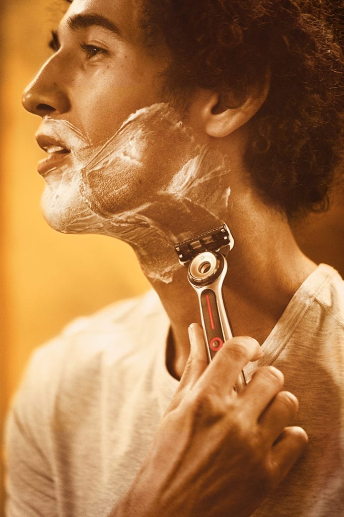 Gillette, leader mondial des soins masculins, réinvente l’expérience grooming en lançant le premier Rasoir Chauffant. Cette innovation majeure a été conçue par GilletteLabs, la toute nouvelle division premium de la marque, ayant pour vocation de développer les produits high-tech de demain.