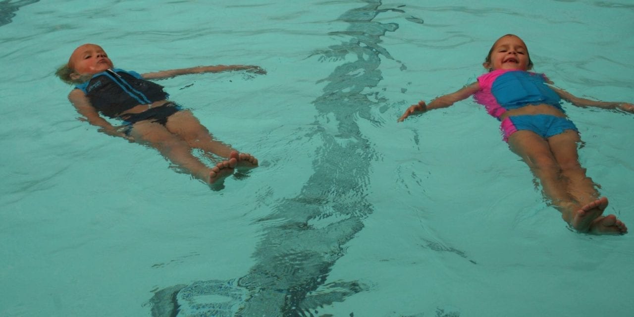 Apprendre à nager à partir de 2 ans