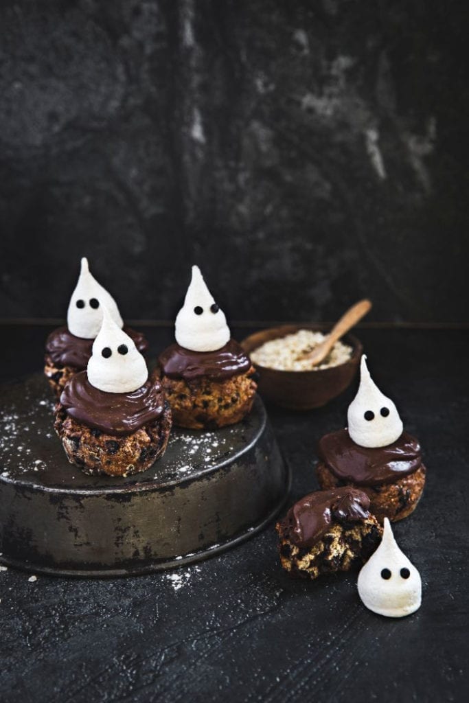 Muffins aux flocons d’avoine Bjorg, bananes, chocolat et meringues fantômes. Une recette spéciale Halloween!!!!