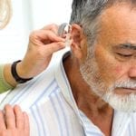 Porter un appareil auditif réduit les risques d’Alzheimer