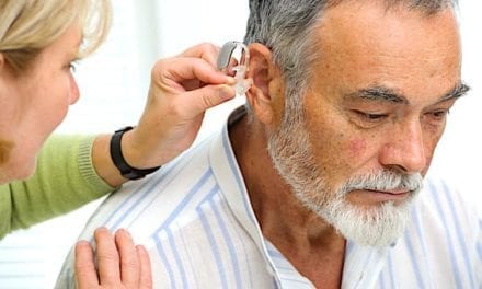 Porter un appareil auditif réduit les risques d’Alzheimer