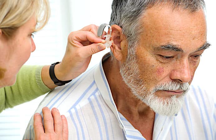 Porter un appareil auditif réduit les risques d’Alzheimer