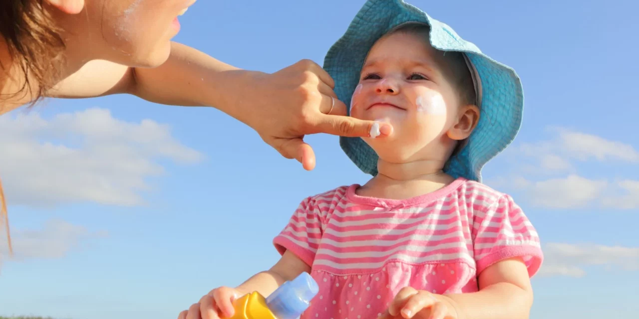 Crèmes solaires enfants : la liste à éviter en 2025