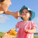 Crèmes solaires enfants : la liste à éviter en 2025