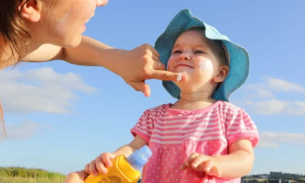 Crèmes solaires enfants : la liste à éviter en 2025