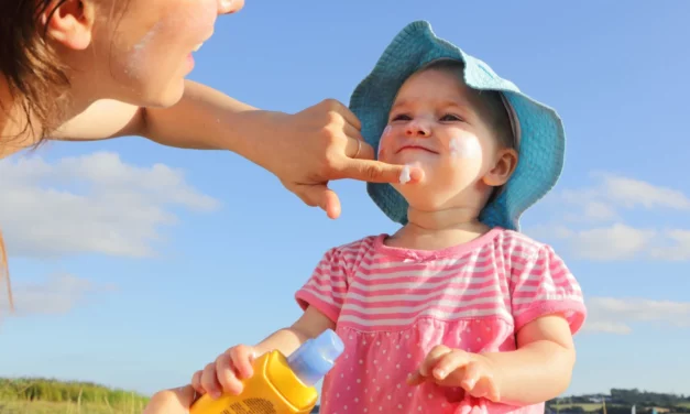 Crèmes solaires enfants : la liste à éviter en 2025
