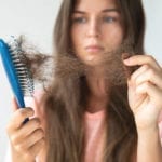 Chute de cheveux après l’accouchement : une fatalité ?