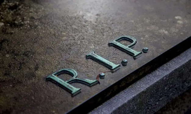 Les avantages de choisir une plaque funéraire en verre ?
