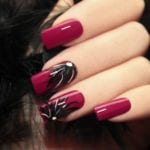 Colle pour faux ongles projetée sur des vêtements : attention aux brûlures !