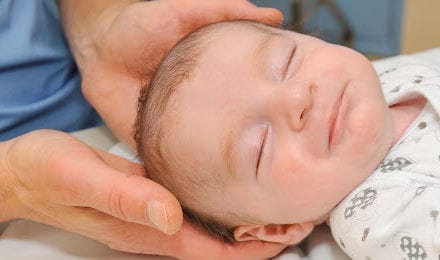 L’ostéopathie contre les pleurs et le sommeil de bébé