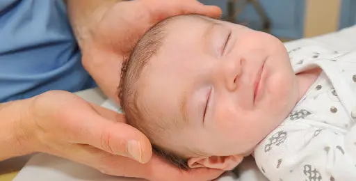 L’ostéopathie contre les pleurs et le sommeil de bébé