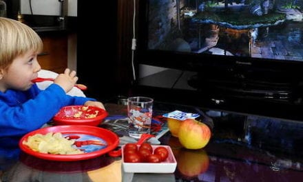 La télévision allumée pendant les repas retarde l’apprentissage du langage