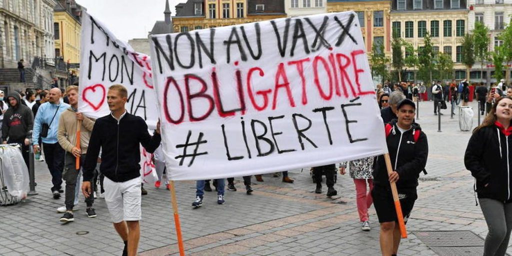 Des antivax qui évoquent la guillotine pour les médecins qui vaccinent ou encore l'internement en psychiatrie pour les directeurs d'hôpitaux