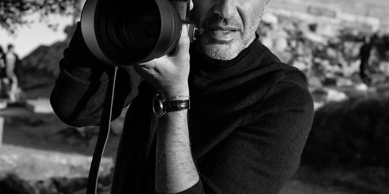 NIKOS ALIAGAS PRÉSENT AU GRAND PAVOIS LA ROCHELLE  POUR PARTAGER SES SOUVENIRS À TRAVERS SES PHOTOS INSPIRÉS DE « LA GRÈCE ET LA MER »