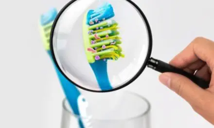 Attention aux bactéries sur votre brosse à dents !