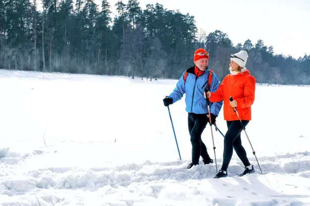 Les 5 bonnes raisons de pratiquer la Marche Nordique sur neige