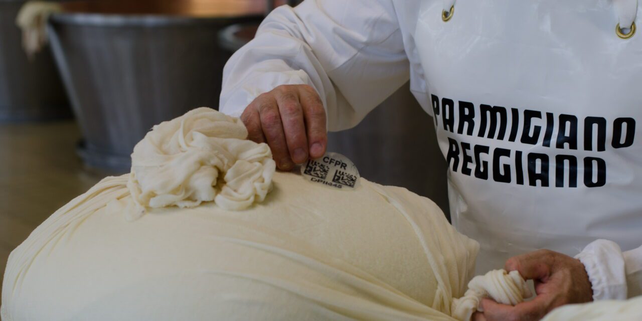 Le Parmigiano Reggiano lance une technologie révolutionnaire de suivi numérique des aliments