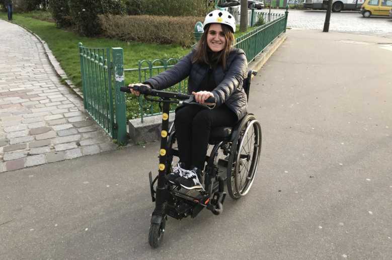 Faire de la trottinette électrique en fauteuil roulant, c’est possible !