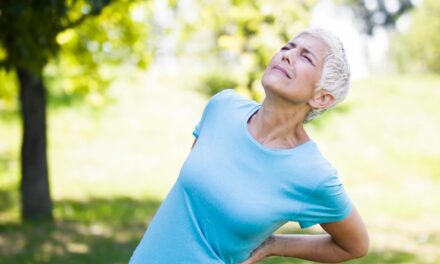 Comment prendre soin de son dos au quotidien en vieillissant ?