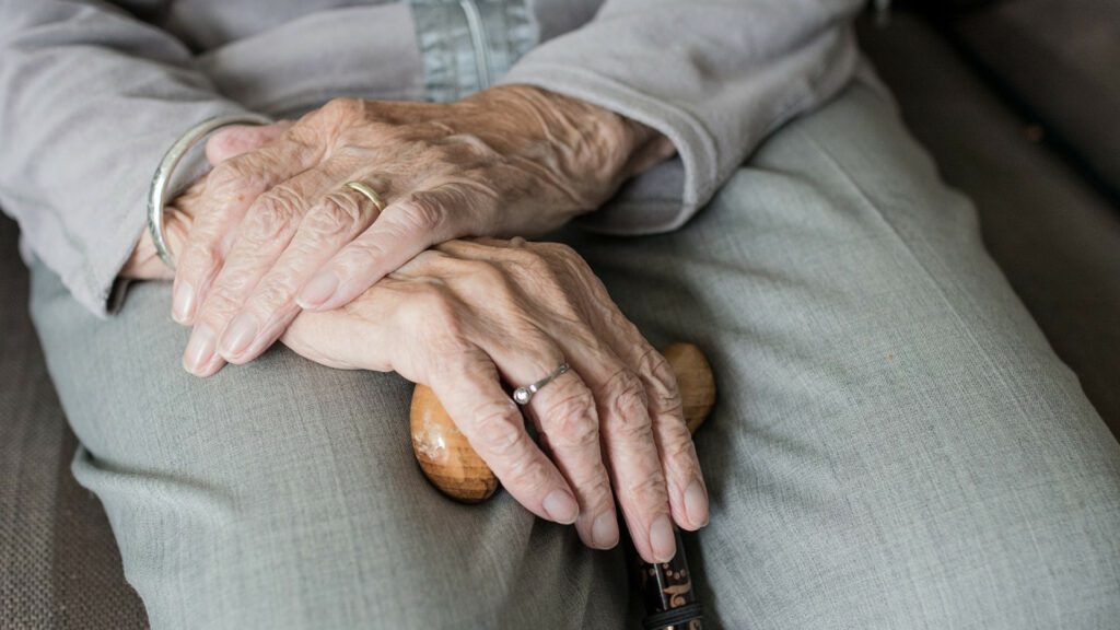 les-seniors-peuvent-avoir-la-vie-dure-une-auxiliaire-de-vie-peut-leur-venir-en-aide