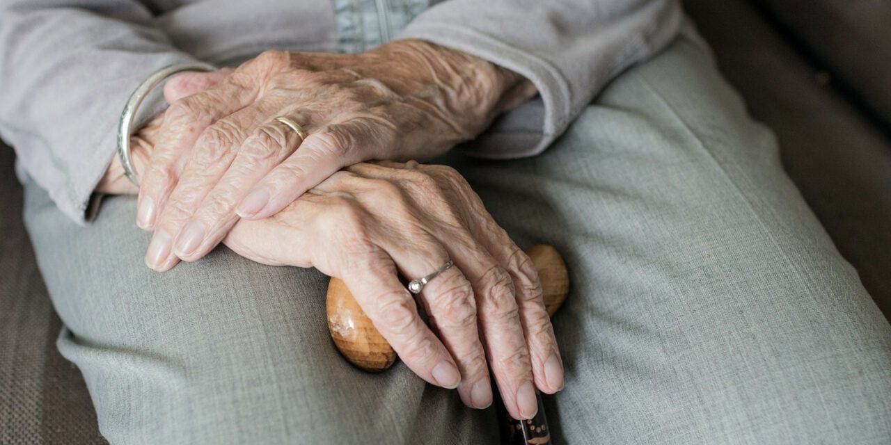 Les seniors peuvent avoir la vie dure : une auxiliaire de vie peut leur venir en aide