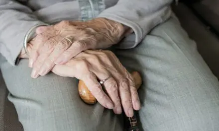 Les seniors peuvent avoir la vie dure : une auxiliaire de vie peut leur venir en aide