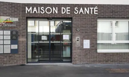 Les médecins généralistes exercent de plus en plus souvent en groupe et ont davantage recours à un secrétariat
