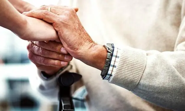 Quelles sont les différences entre les séniors vivant à domicile et ceux en établissement ?