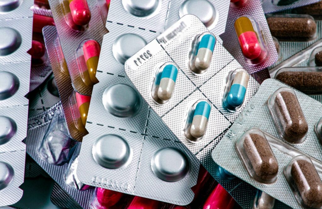 antibiotiques-des-patients-victimes-des-fluoroquinolones-portent-plainte-et-denoncent-un-scandale-sanitaire