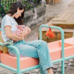Un banc d’allaitement s’installe à Paris pour encourager les femmes à allaiter en public