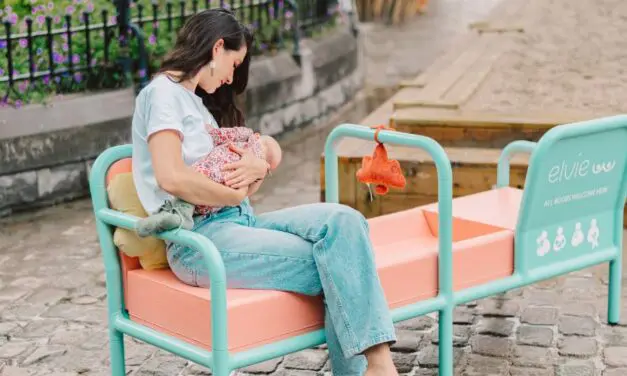 Un banc d’allaitement s’installe à Paris pour encourager les femmes à allaiter en public