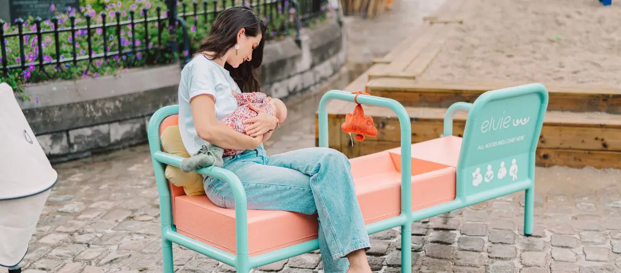Un banc d’allaitement s’installe à Paris pour encourager les femmes à allaiter en public