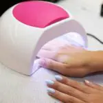 Dangers des lampes UV pour sécher le vernis semi-permanent : protégez vos ongles et votre peau !