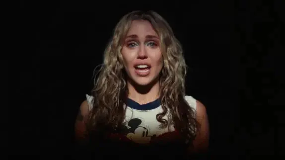 La voix grave de Miley Cyrus résulte-t-elle de son œdème de Reinke ?
