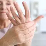 Une révolution pour l’arthrose de la main ? Un médicament courant pour le psoriasis montre des signes prometteurs !