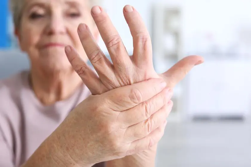 Une révolution pour l’arthrose de la main ? Un médicament courant pour le psoriasis montre des signes prometteurs !