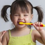 Comment choisir le meilleur dentifrice pour les dents de lait de votre enfant ?