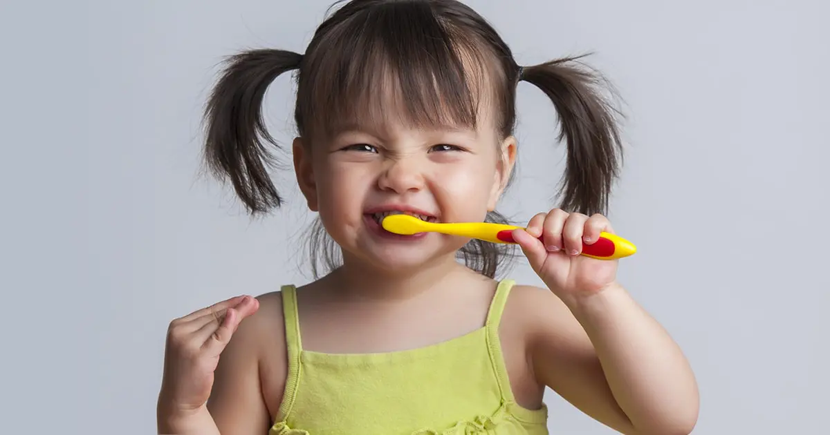 Comment choisir le meilleur dentifrice pour les dents de lait de votre enfant ?