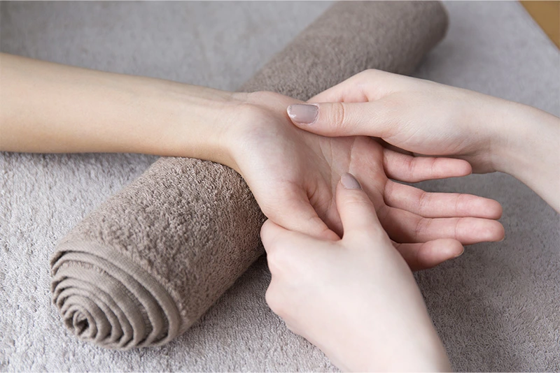 Réflexologie palmaire : auto-massages simples pour améliorer votre bien-être et réduire le stress