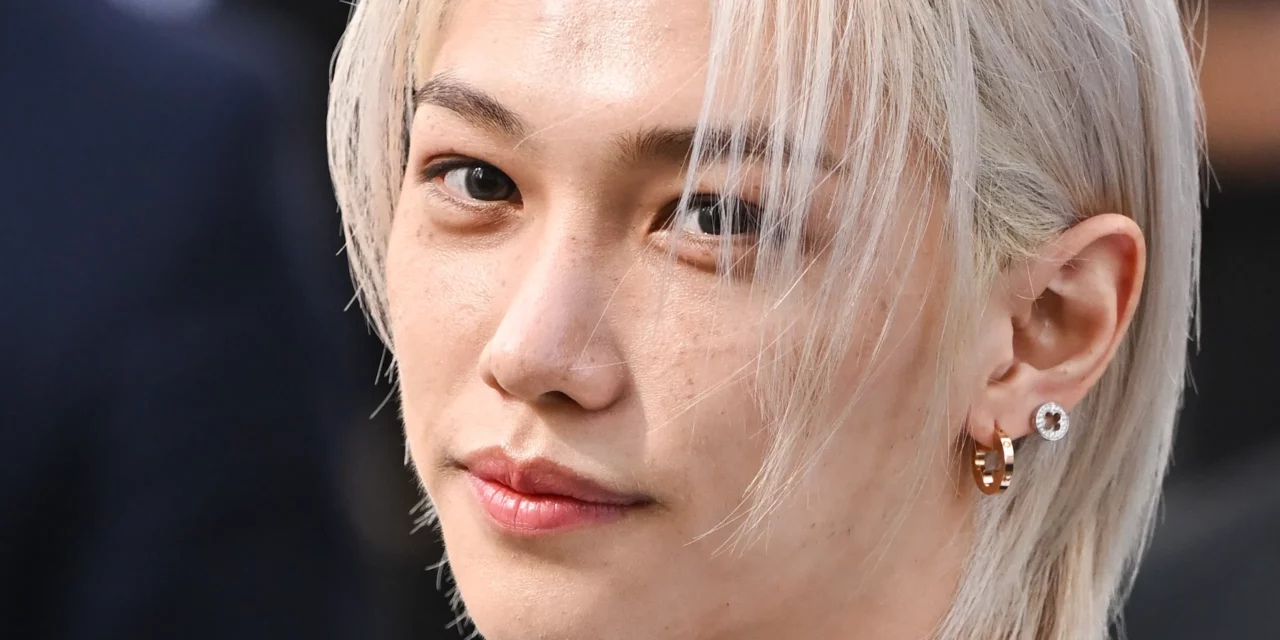 Felix de Stray Kids en gros plan avec ses cheveux blonds platine lors d'un événement à Paris