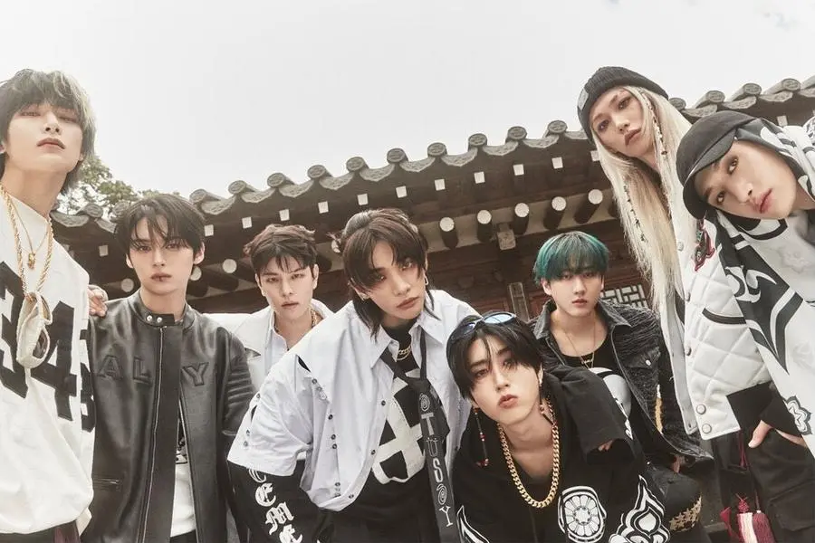 Felix de Stray Kids défile pour Louis Vuitton à Paris lors de la Fashion Week de mars 2024, déclenchant les rumeurs sur sa relation avec une Parisienne.