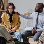 Comprendre les groupes de parole pour les pères : pourquoi ils sont importants ?