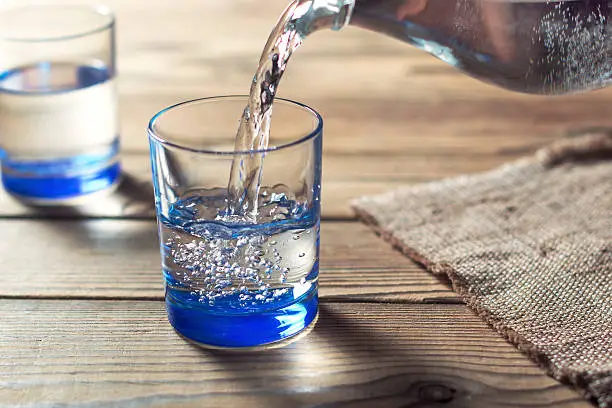 Les eaux minérales nous empoisonnent : Nestlé au cœur d’un scandale de contamination révélé par l’Anses