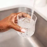 Éliminez les micro-plastiques de votre eau du robinet ? Voici une astuce super facile